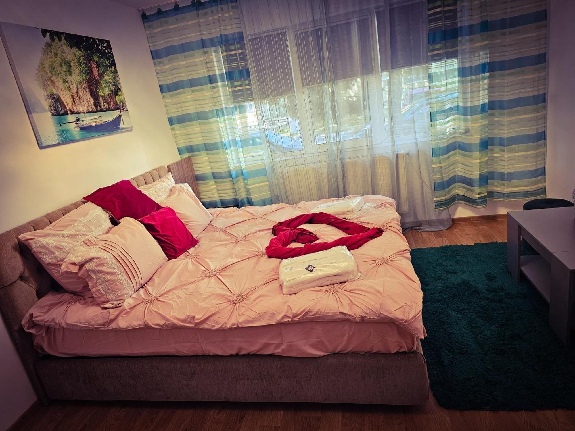 Mony Apartaments Roman Екстер'єр фото