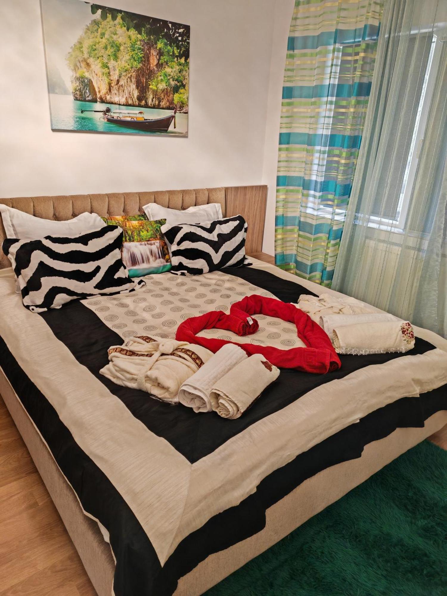 Mony Apartaments Roman Екстер'єр фото