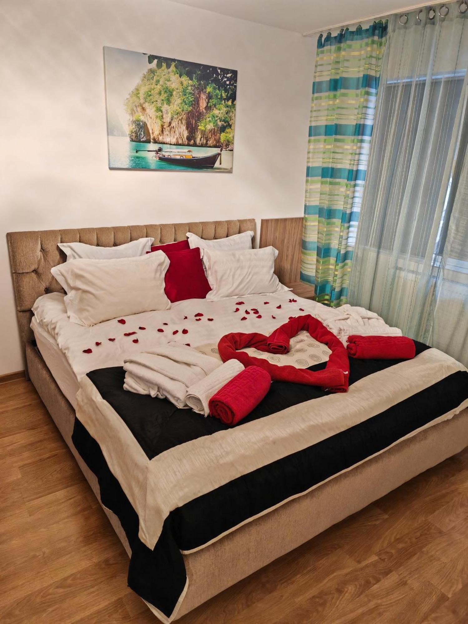 Mony Apartaments Roman Екстер'єр фото